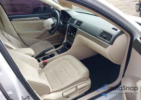 2017 Volkswagen Passat 1.8T Se z USA, uszkodzony, nr VIN 1VWBT7A32HC073668